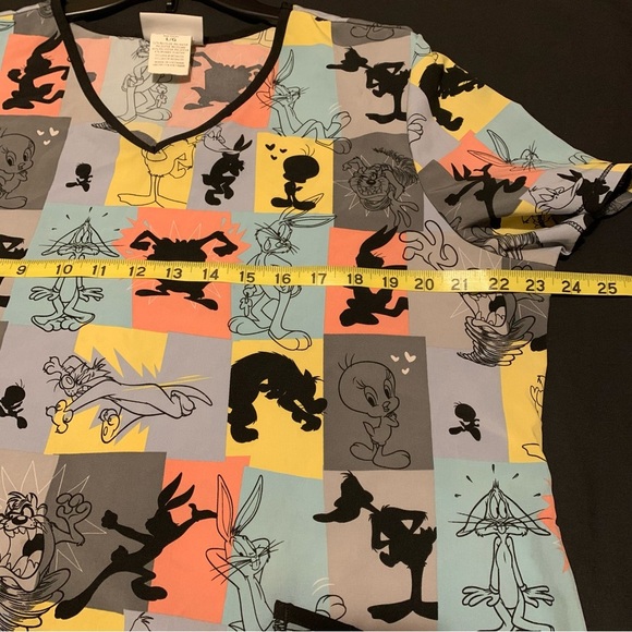 Looney Tunes V-neck Scrub Top Women's Size L Nurse Doctor Healthcare - Picture 7 of 8